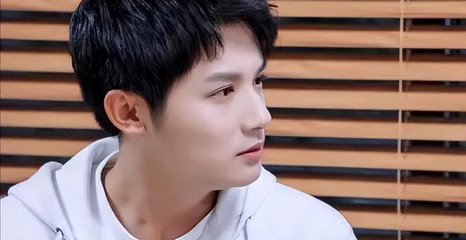 鄭業(yè)成最新行程揭秘，忙碌明星之旅的足跡